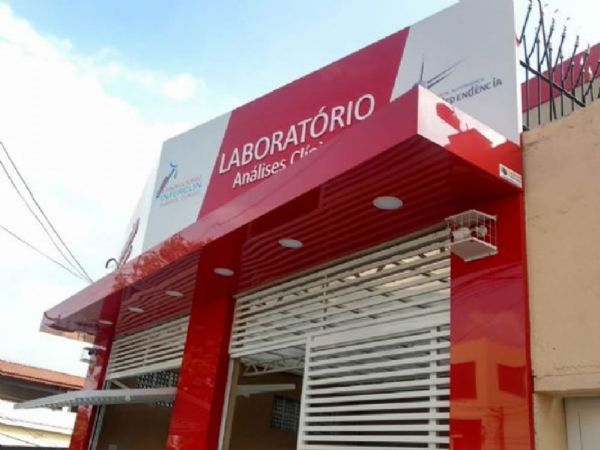 Fachada de Acm Na Cor Vermelho